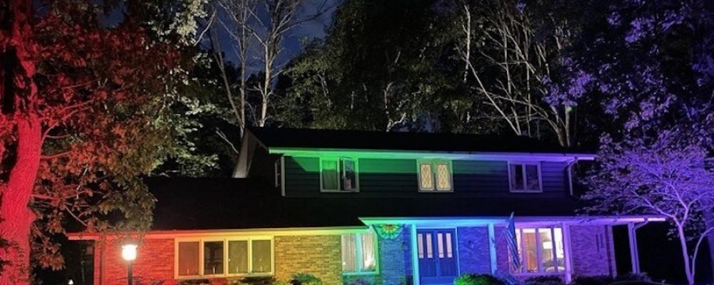 Prohíben a pareja gay colocar bandera LGBT y ellos iluminan toda su casa de colores del arcoíris