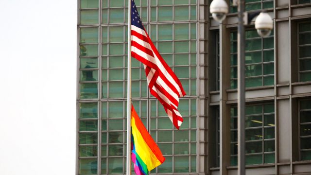 Maestra de California alienta a la clase a jurar lealtad a la bandera del orgullo LGBT en lugar de la bandera estadounidense