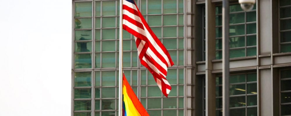 Maestra de California alienta a la clase a jurar lealtad a la bandera del orgullo LGBT en lugar de la bandera estadounidense
