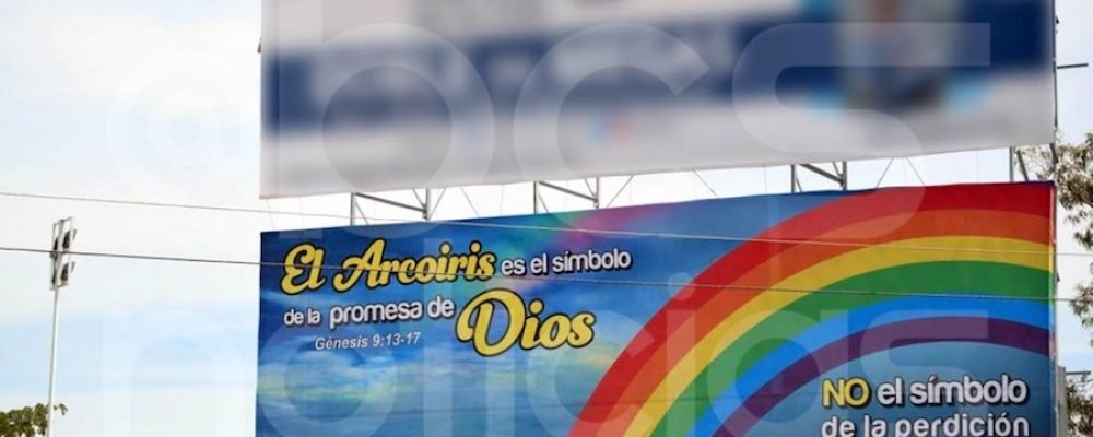 Religiosos en La Paz (BCS) reclaman colores del arcoíris usados por comunidad gay, con espectacular