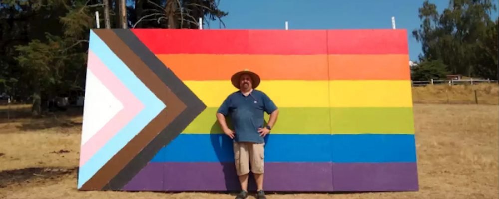 Escuela en Oregon prohíbe usar bandera LGBT+; pintan pared con colores del arcoíris
