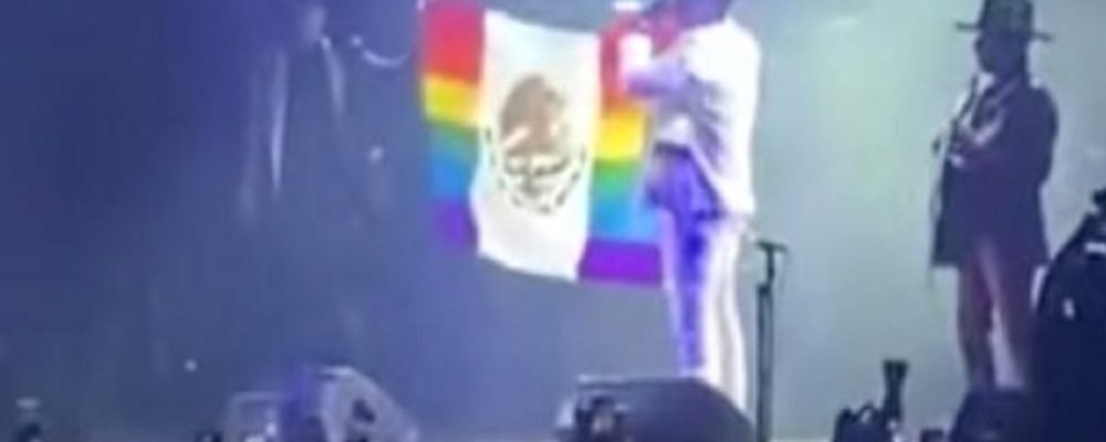 ¿Un delito? Grupo Firme ondea bandera de México con colores LGBT; homofóbicos explotan