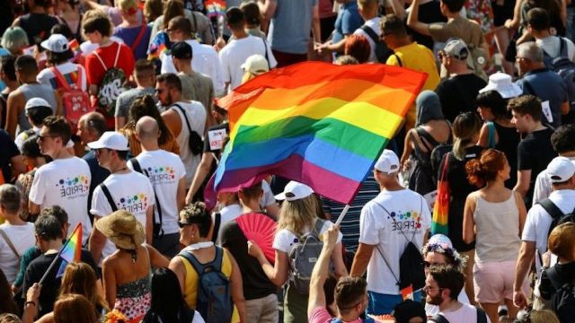 Estudiantes de Colorado organizan una protesta para apoyar al entrenador presuntamente obligado a dejar el trabajo por ser gay