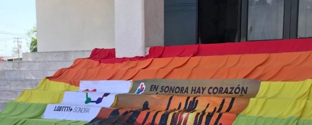 Integrantes de comunidad LGBT clausuran de manera simbólica Congreso Local, exigen se apruebe matrimonio igualitario en Sonora