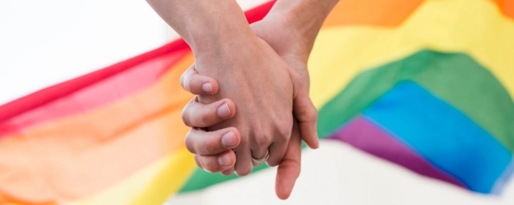 Pareja gay atacada en Colombia consiguió ayuda y asistencia para mudarse del barrio
