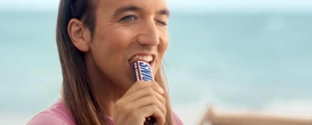 Polémica en España por anuncio homofóbico de Snickers