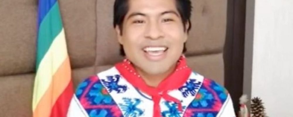 Joven huichol presume su orgullo gay en YouTube